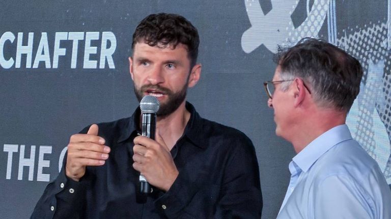 Thomas Müller spricht im "german house of soccer" in New York.