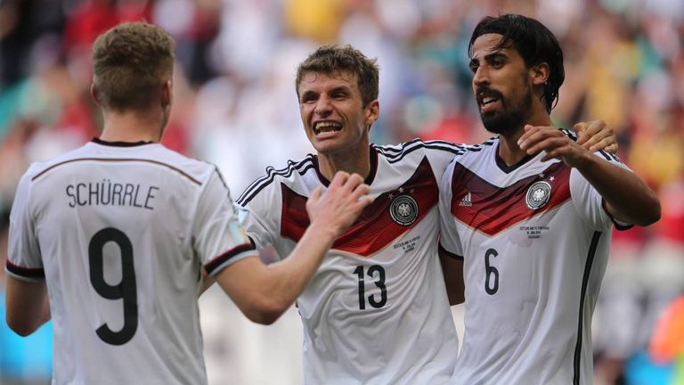 WM 2014: Das Turnier findet in Brasilien statt. Deutschland trifft in seinem ersten Spiel auf Portugal und schenkt ihnen vier Tore ein. Das 