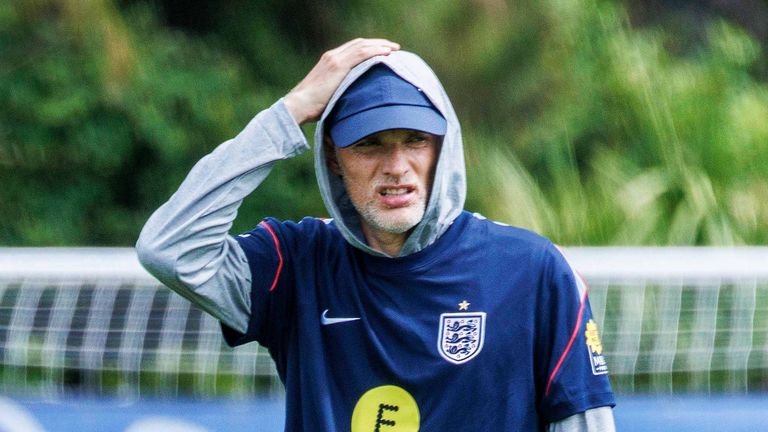 Ohne Trainingsausrüstung muss sich Englands Nationaltrainer Thomas Tuchel neue Einheiten überlegen.