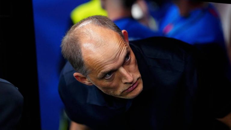 Thomas Tuchel wird durch Fotografen die Sicht verhindert.