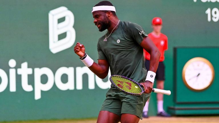 Frances Tiafoe bezwingt im Finale in Halle seinen Landsmann Taylor Fritz.