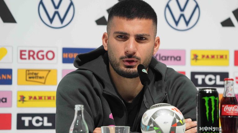 Deniz Undav auf der Pressekonferenz der deutschen Nationalmannschaft.