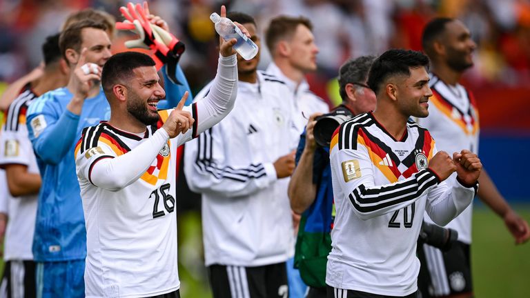 Die deutsche Nationalmannschaft mit Torwart Oliver Baumann (links) trifft im abschließenden Gruppenspiel der WM 2026 auf Ecuador.