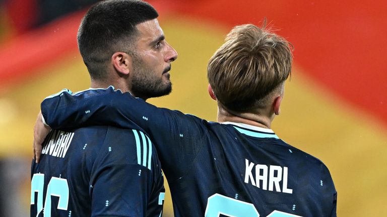 Deniz Undav (l.) erklärt, wie sich Youngster Lennart Karl verletzte. 