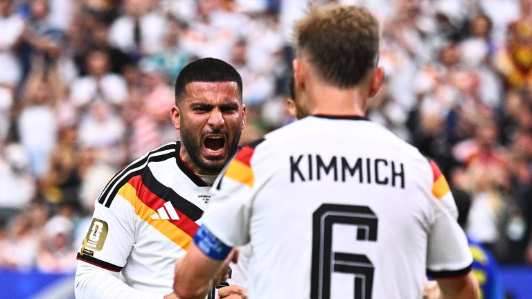 Torschütze Deniz Undav (l.) jubelt mit Kapitän Joshua Kimmich.