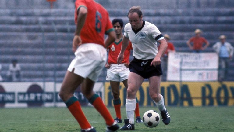 WM 1970: Das erste Gruppenspiel des Turniers in Mexiko fand gegen Marokko statt. In der 56. Minute trifft Uwe Seeler für Deutschland das Tor
