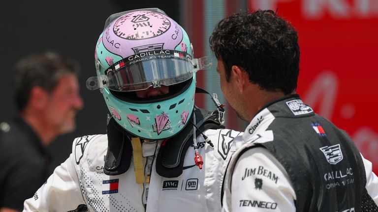 Valtteri Bottas (l.) konnte bislang noch einen Punkt für das neue Formel-1Team Cadillac holen.