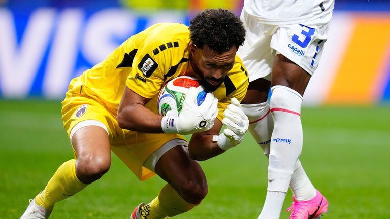 Vozinha ist der älteste Torhüter, der bei seinem WM-Debüt ohne Gegentor blieb. Gegen Spanien parierte der Keeper sieben Schüsse. 