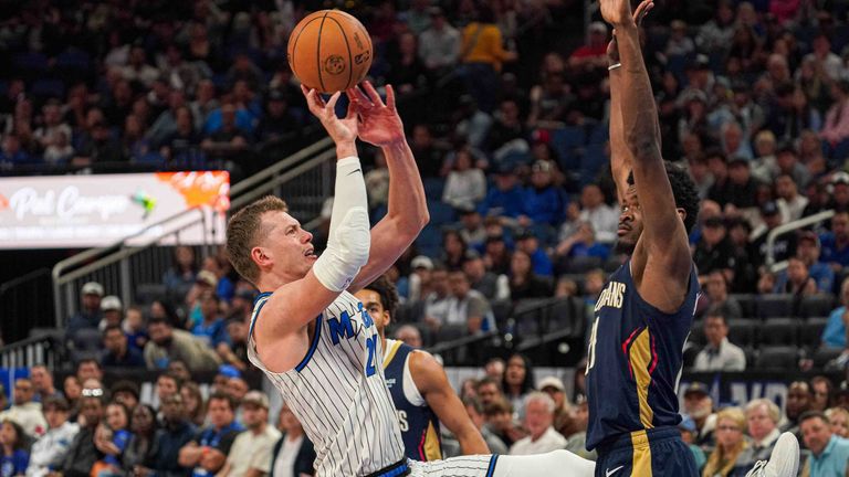 Der Vertrag von Moritz Wagner (l.) läuft bei den Orlando Magic aus.