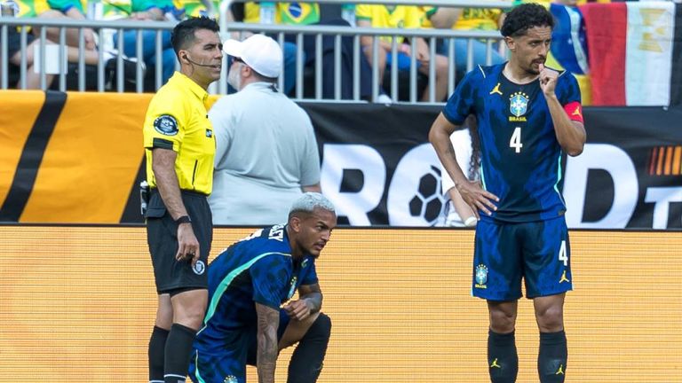 Brasilianer Wesley verletzt sich beim Freundschaftsspiel gegen Ägypten.