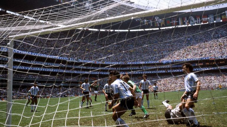 Rudi Völler (M., verdeckt) erzielte im WM-Finale 1986 den zwischenzeitlichen Ausgleich für Deutschland gegen Argentinien.