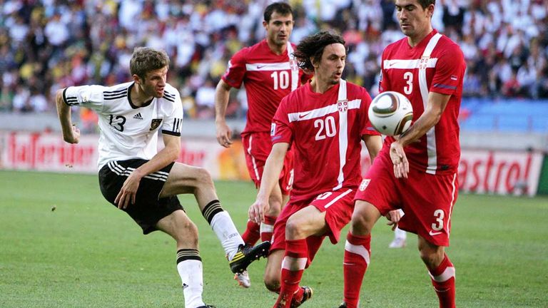 Bei der WM 2010 verlor Deutschland mit Thomas Müller (l.) das zweite Gruppenspiel gegen Serbien.