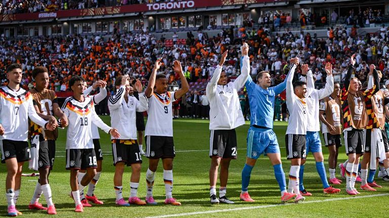 Die deutsche Mannschaft feiert den 2:1-Sieg gegen die Elfenbeinküste.