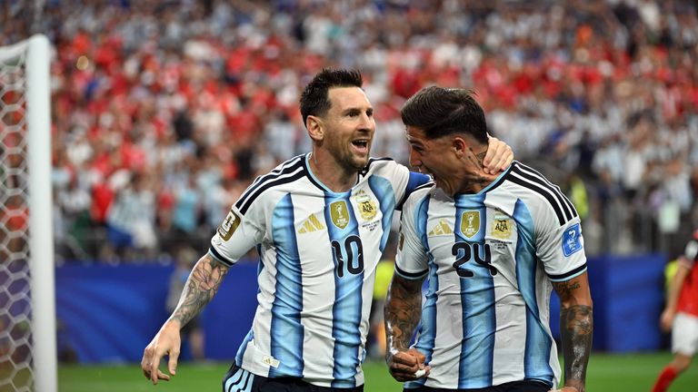 Heute Nacht trifft Argentinien auf Jordanien. Die Partie wird ab 04.00 Uhr live im MagentaTV übertragen.