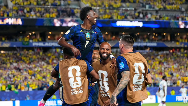 Vini Junior (m.) sorgte seinem Treffer für den 3:0-Endstand gegen Haiti. Heute Nacht trifft Brasilien auf Schottland. Ab 0:00 Uhr live. 