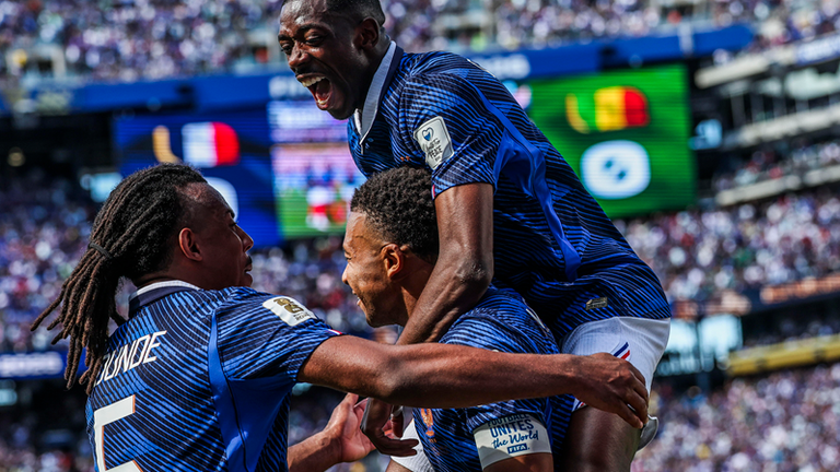 Kylian Mbappe (m.) wird von seinem Team nach seinem Treffer bejubelt. Heute Abend trifft Frankreich auf den Irak. Ab 23:00 Uhr live. 
