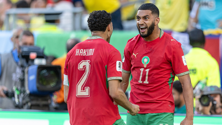 Isameal Saibari (r.) jubelt nach seinem Treffer. Heute Nacht trifft Marokko auf Schottland. Ab 0:00 Uhr live und exklusiv auf MagentaTV.