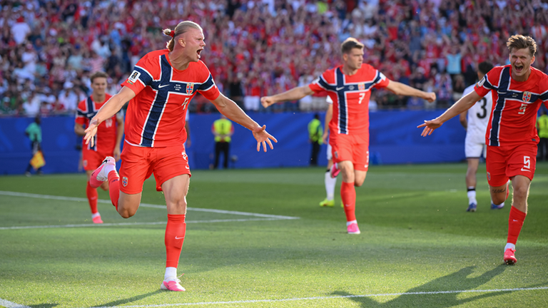 Erling Haaland (l.) lässt Norwegen jubeln. Heute Nacht trifft Norwegen auf Senegal. Ab 02:00 Uhr live und exklusiv auf MagentaTV. 