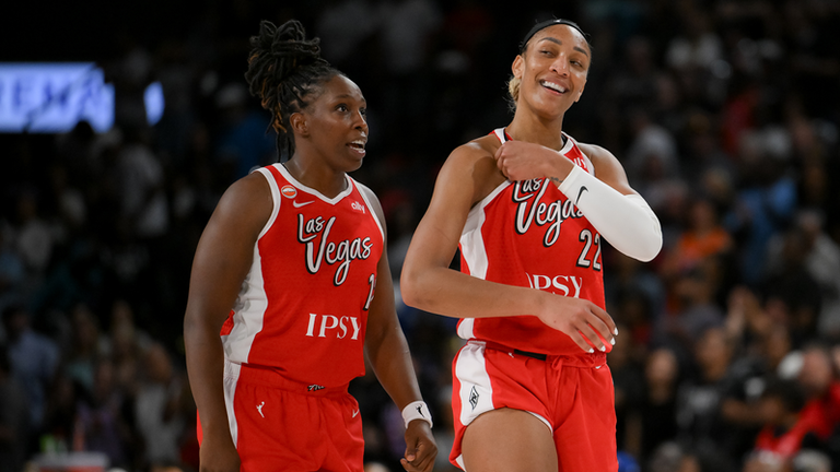 A'ja Wilson (r.) and Chelsea Gray (l.) der Las Vegas Aces feiern den Sieg über Minnesota. Heute Nacht treffen die Aces auf Seattle. 