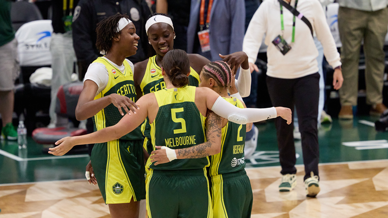 Seattle Storm trifft am 05. Juli auf die Los Angeles Sparks. Live ab 04:00 Uhr live auf Sky Sport Mix und Sky Sport Top Event. 