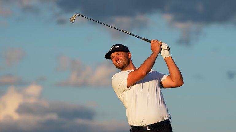 Der US-Open-Sieger von 2023 hält den Weltranglistenersten Scottie Scheffler vor dem Finaltag auf Distanz.