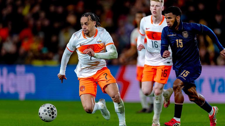  Xavi Simons (l.) im Testspiel gegen Ecuador.