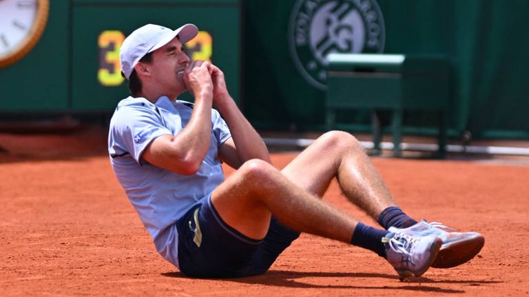 Zachary Svajda scheidet gegen Flavio Cobolli aus den French Open in Paris aus.