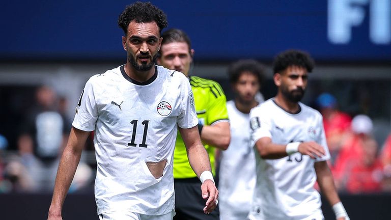 Das Ägypten-Trikot von Mostafa Ziko riss am Bauch auf.