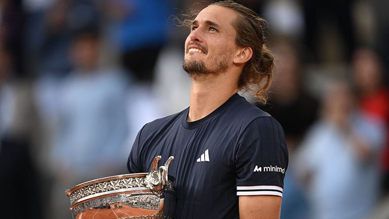 Alexander Zverev hält die Coupe des Mousquetaires für den Gewinn der French Open mit Tränen in den Augen in den Händen.