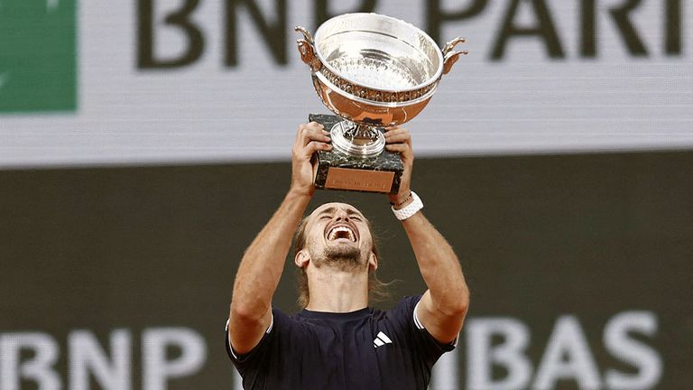 French-Open-Sieger Alexander Zverev reckt die Coupe des Mousquetaires in den Pariser Himmel.