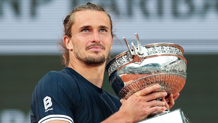 Alexander Zverev hält die Siegertrophäe der French Open in den Händen.