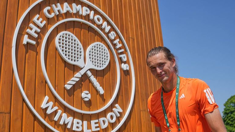 Alexander Zverev tritt zu einer Übungsstunde anlässlich des Wimbledon-Turniers an.