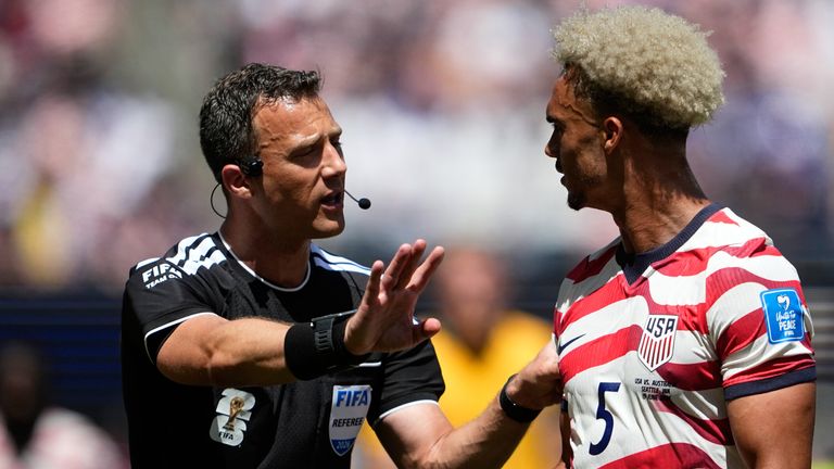Felix Zwayer (l.) bekommt ein zweites Spiel bei der WM.