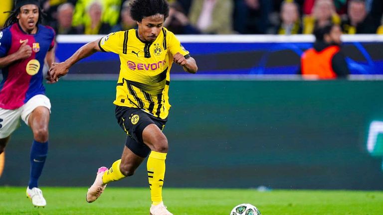 Karim Adeyemi (r.) traf 2025 in der Champions League mit dem BVB auf den FC Barcelona.
