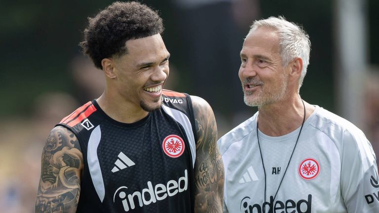Nnamdi Collins (l.) im Gespräch mit dem neuen Eintracht-Trainer Adi Hütter.