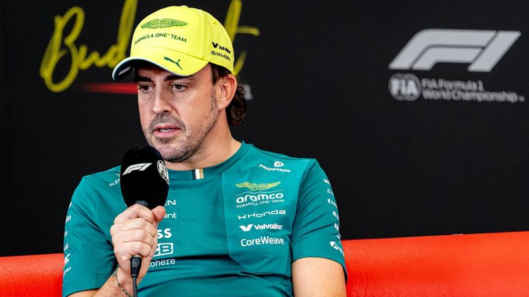 Aston-Martin-Pilot Fernando Alonso vor dem großen Preis von Ungarn.