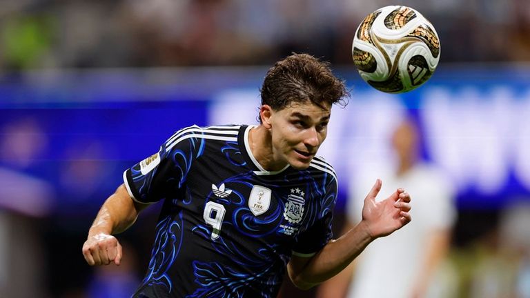 Julian Alvarez steht mit Argentinien im WM-Finale.