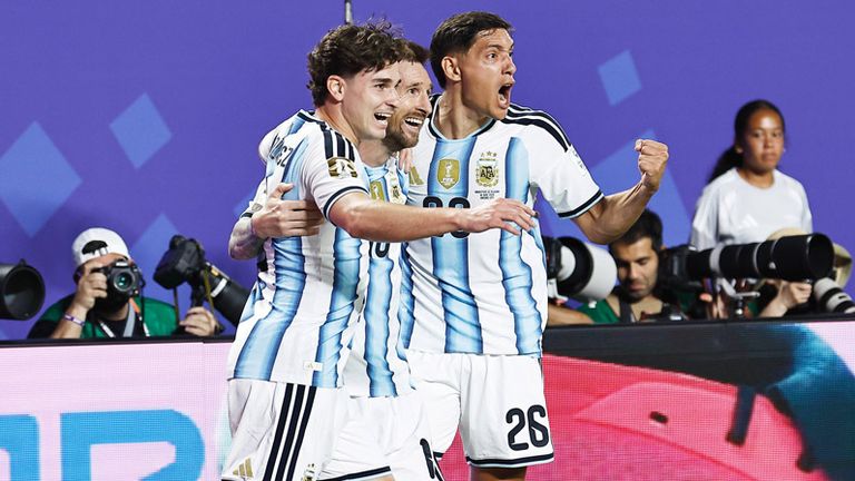 Julian Alvarez (v.l.), Lionel Messi und Nahuel Molina feiern Argentiniens Einzug ins WM-Finale.