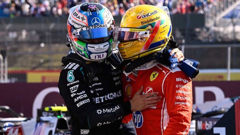 WM-Leader Kimi Antonelli (l.) gewinnt den Sprint beim GP von Großbritannien in Silverstone vor Local Hero Lewis Hamilton (r.).
