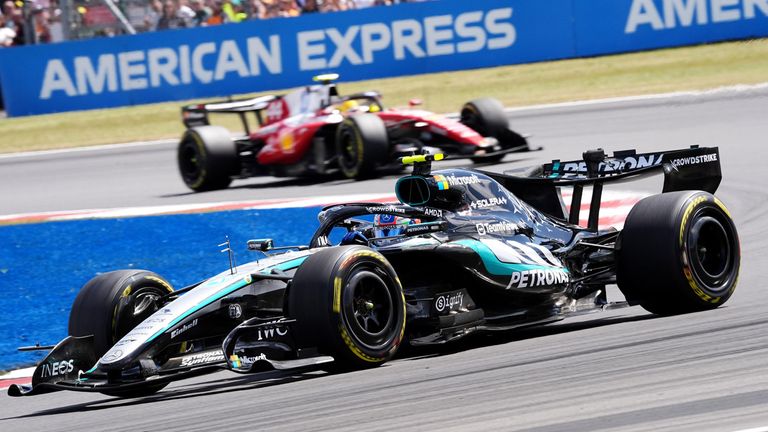 Kimi Antonelli (vorne) startet beim GP von Großbritannien in Silverstone von der Pole Position ins Rennen.