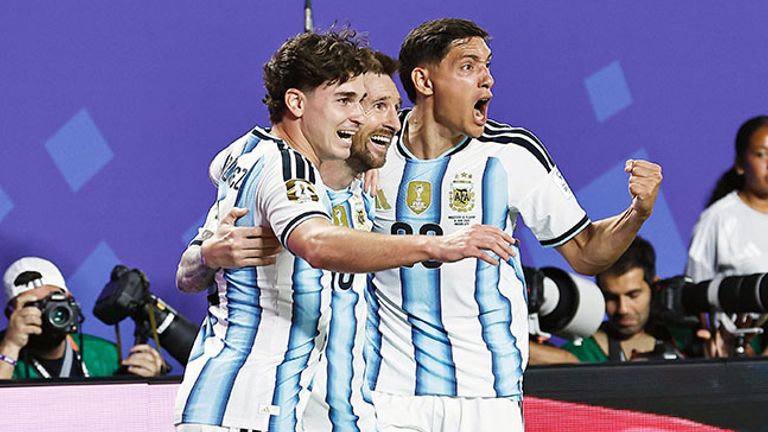 Julian Alvarez (von l.), Lionel Messi und Nahuel Molina bejubeln gemeinsam ein Tor für Argentinien.