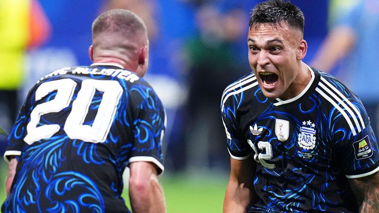 Lautaro Martinez (r.) schießt Argentinien mit seinem ganz späten Treffer ins WM-Finale.