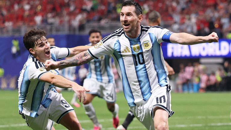 Lionel Messi (r.) und Argentinien feiern den späten Sieg im WM-Achtelfinale gegen Ägypten.