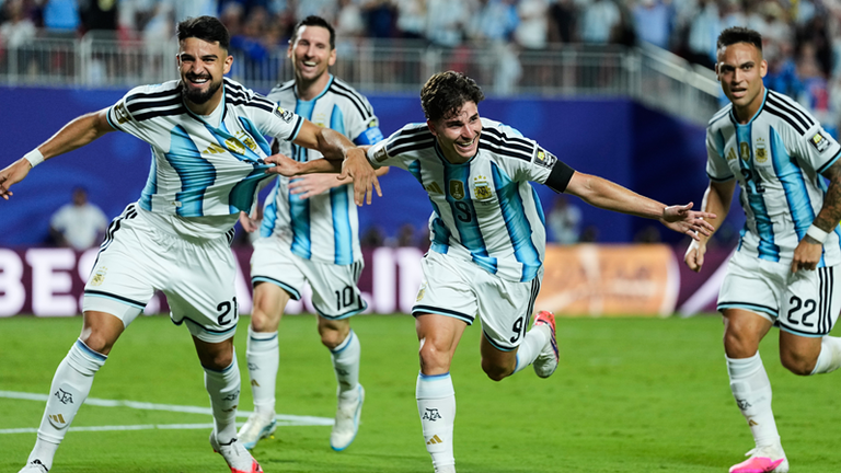 Argentinien bejubelt Julian Alvarezs Treffer (2. v. r.).  "La Albiceleste" trifft im 2. Halbfinale der WM auf England. 