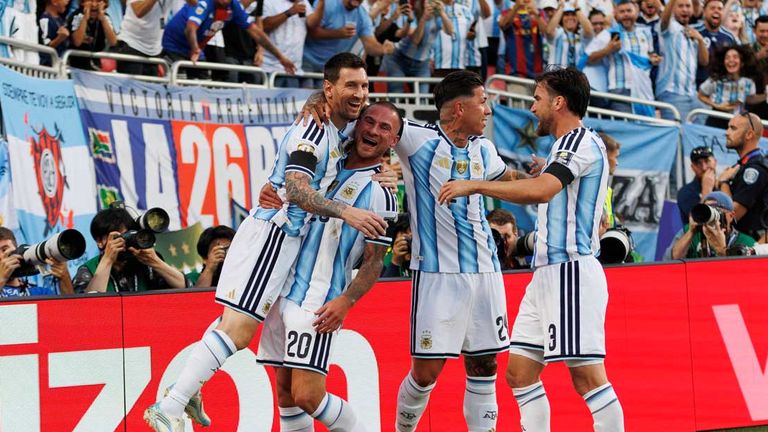 Lionel Messi (l.) und seine Teamkollegen wollen den WM-Titel verteidigen.