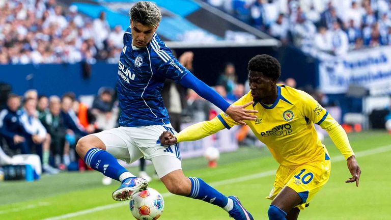 Mertcan Ayhan (l.) bleibt dem FC Schalke 04 treu.