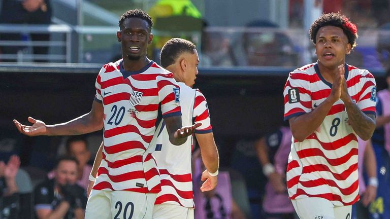 Folarin Balogun (l.) und Weston McKennie sind vom Platzverweis überrascht.