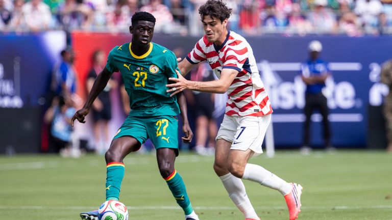Bara Sapoko Ndiaye (l.) im Duell mit Giovanni Reyna beim WM-Gruppenspiel des Senegal gegen die USA.