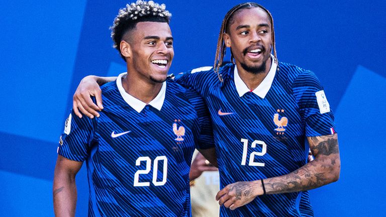 Bradley Barcola (r.) jubelt mit Frankreich-Teamkollege Desire Doue, mit dem er auch bei PSG zusammenspielt.
