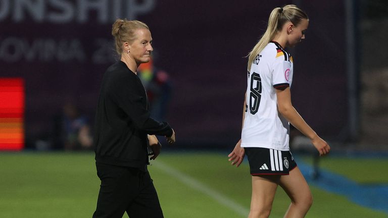 Melanie Behringer (l.) muss sich mit den U19-Juniorinnen im Endspiel geschlagen geben.